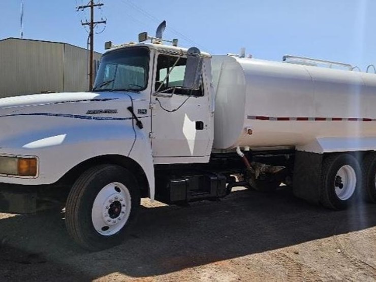1994-ford-9000-image-1
