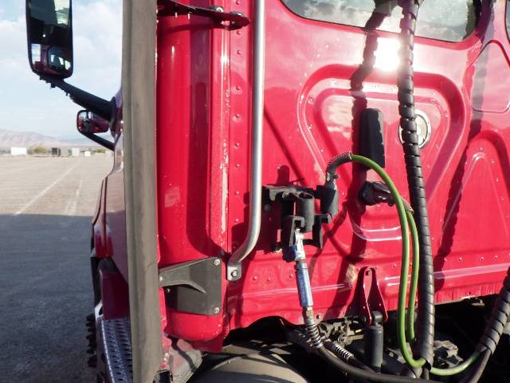 2019-freightliner-cascadia-116-image-10