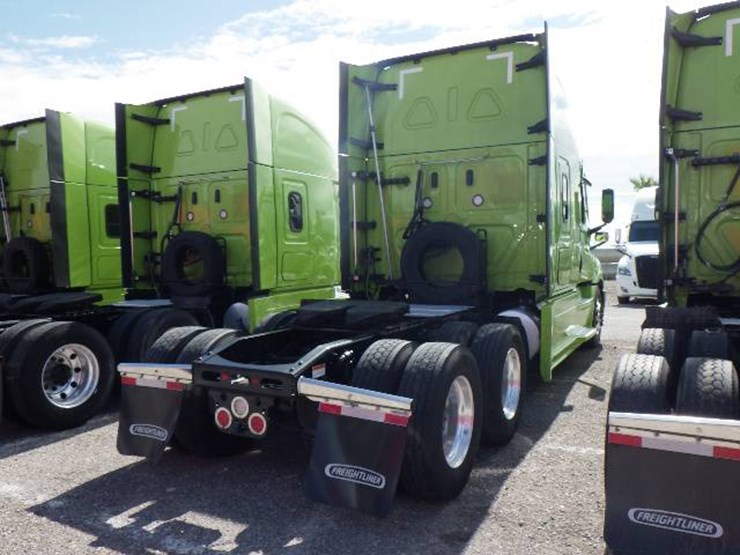 2023-freightliner-cascadia-126-image-6