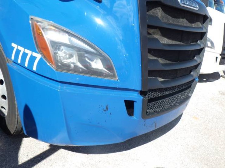2020-freightliner-cascadia-126-image-4