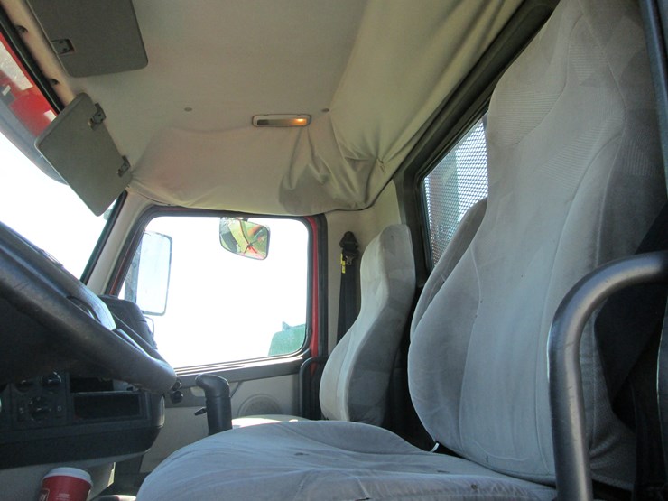 2011-volvo-10-image-35