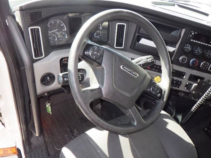 2022-freightliner-cascadia-126-image-12