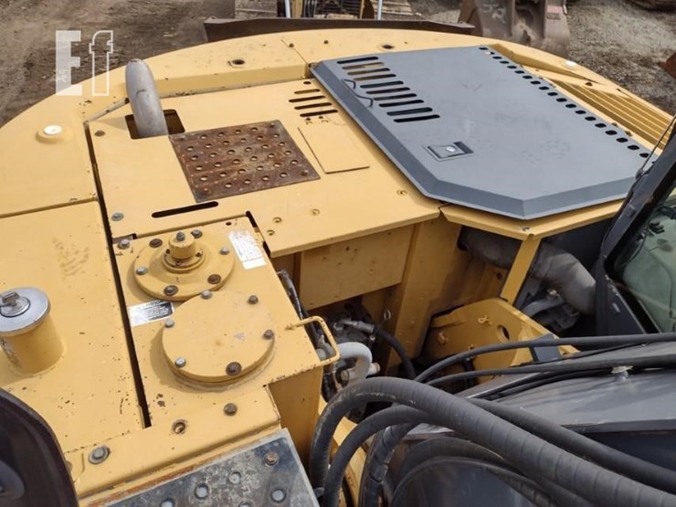 2011-deere-225d-lc-image-45