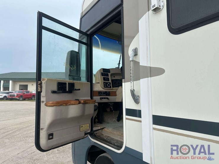 2004-workhorse-w22-motorhome-image-7