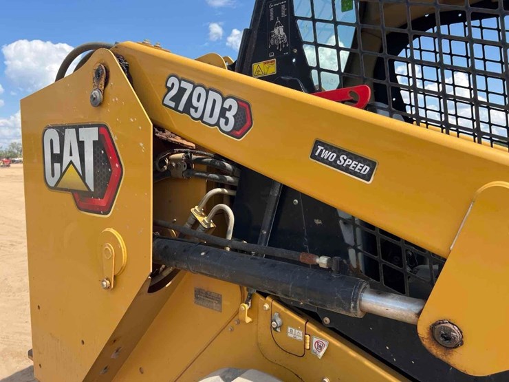 2021-caterpillar-279d3-image-24