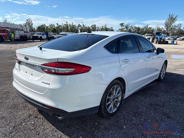 2017-ford-fusion-hybrid-sedan-image-3