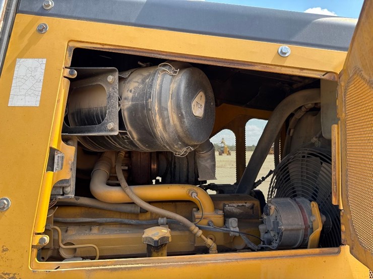 2007-deere-700j-xlt-image-21