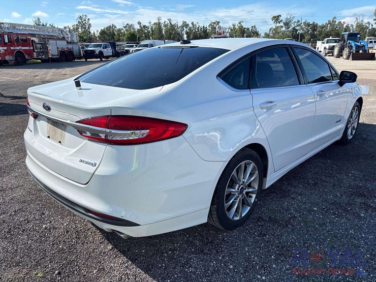 2017-ford-fusion-hybrid-sedan-image-3
