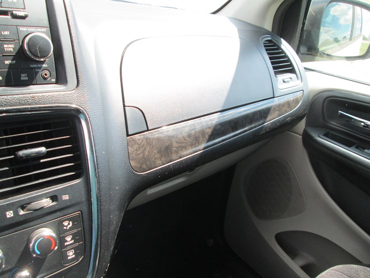 2011-dodge-caravan-image-23