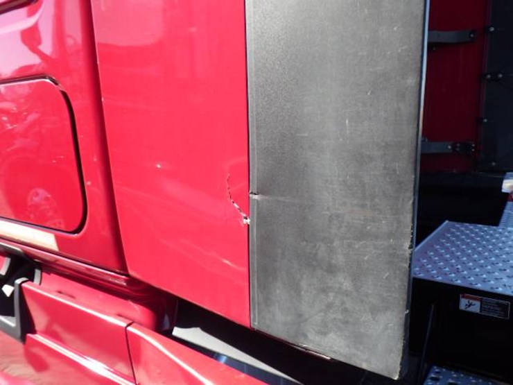 2020-freightliner-cascadia-126-image-12