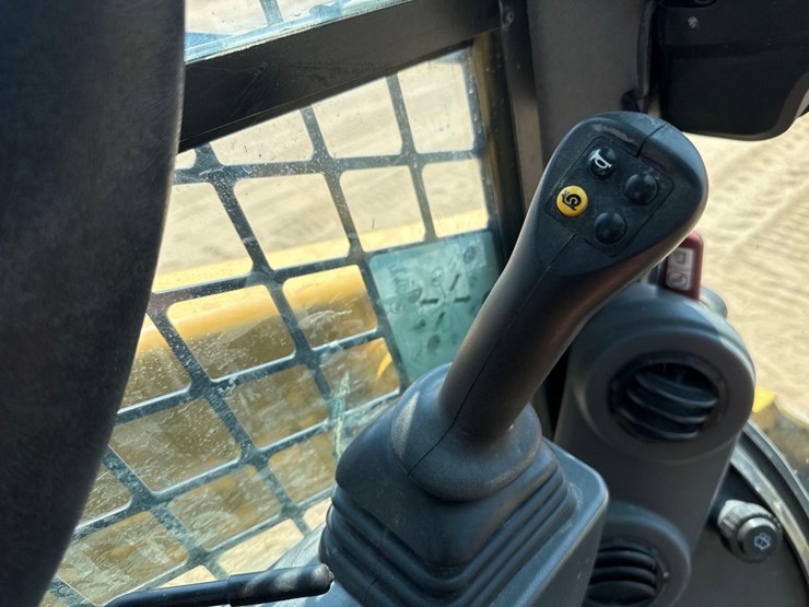 2023-caterpillar-259d3-image-32