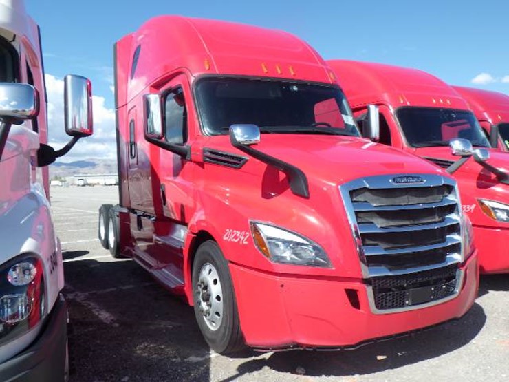 2020-freightliner-cascadia-126-image-3