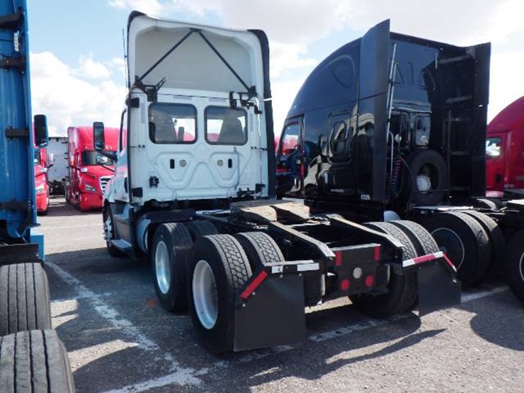 2019-freightliner-cascadia-126-image-8