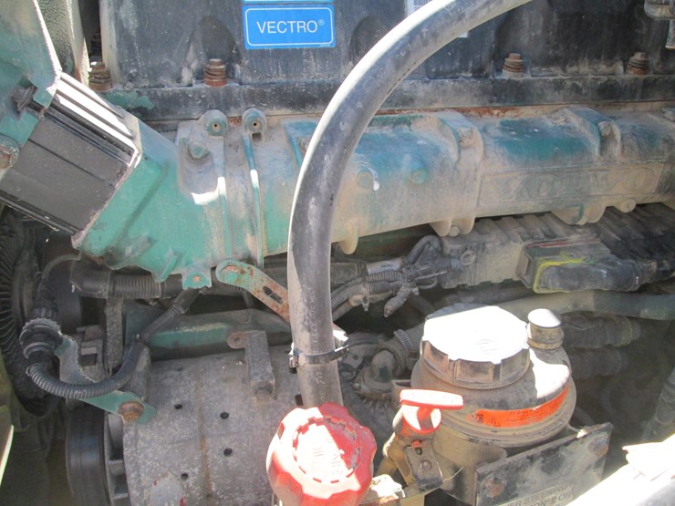 2011-volvo-10-image-28