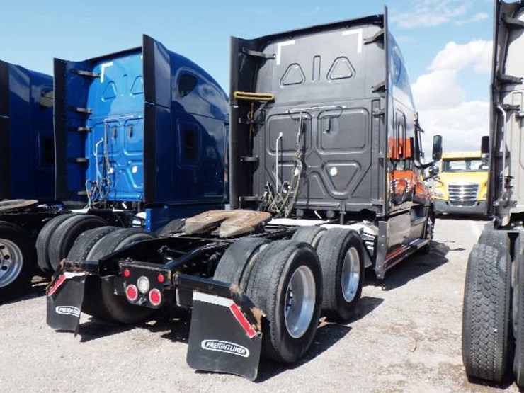 2021-freightliner-cascadia-126-image-11