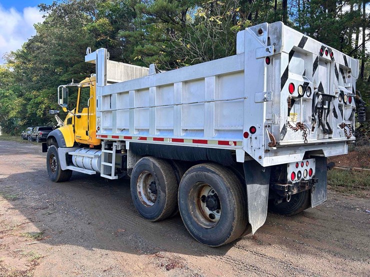 2009-mack-granite-tandem-axle-dump-truck-image-6