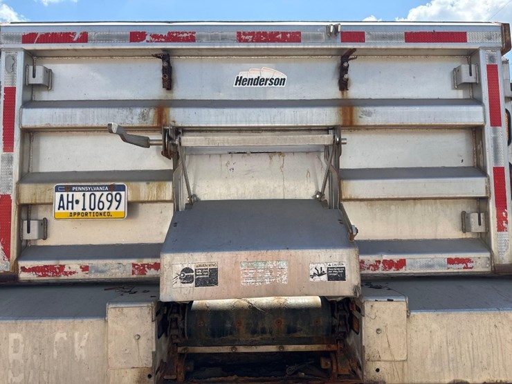 2003-freightliner-business-class-m2-spreader-truck-image-14