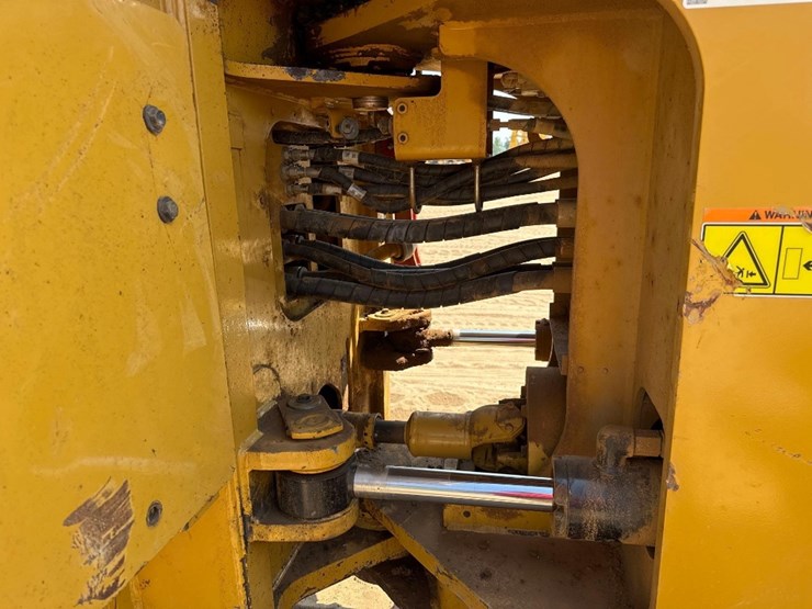 2018-caterpillar-815k-image-15