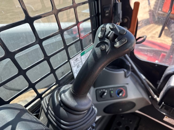 2021-bobcat-t870-image-35