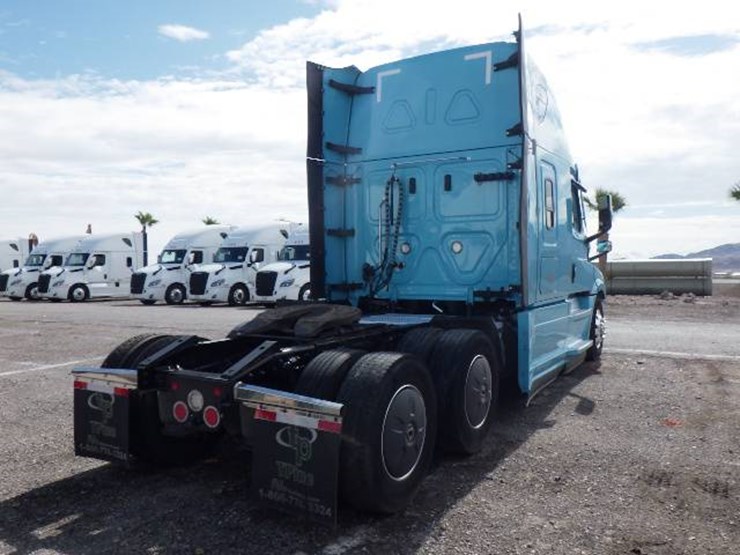 2023-freightliner-cascadia-126-image-6