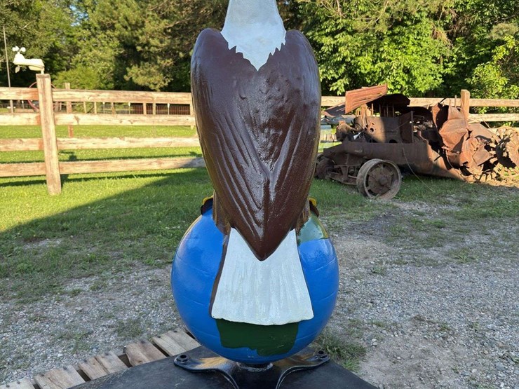 case-eagle-statue-image-4