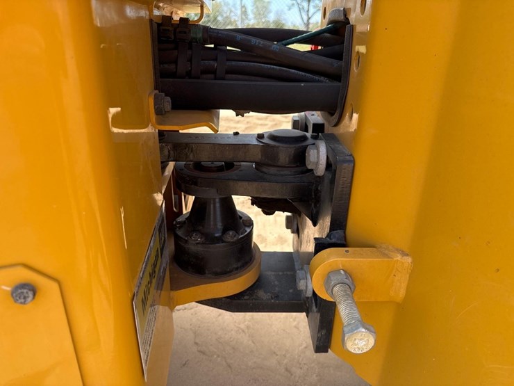 2021-caterpillar-cb2.7-image-13