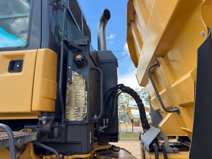 2014-deere-250d-image-14