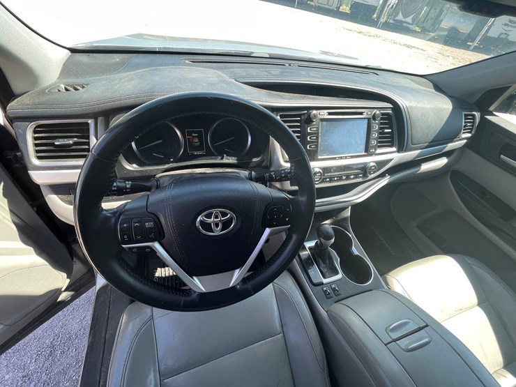 2016-toyota-highlander-image-30