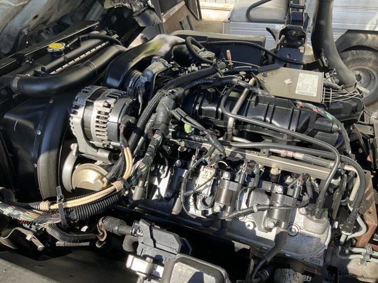 2015-isuzu-npr-image-12