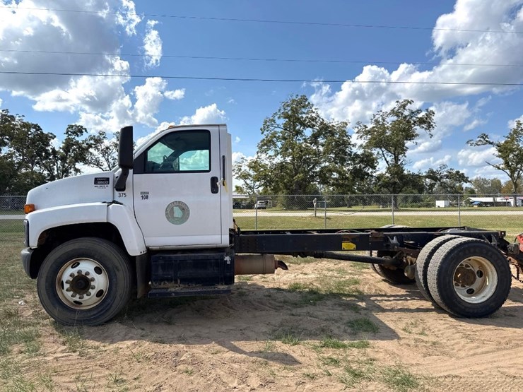 2005-gmc-c8500-chassis-truck-image-1