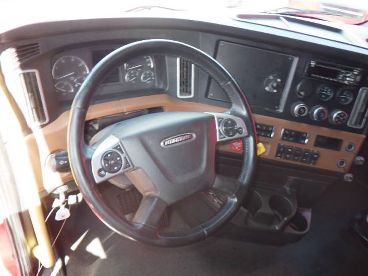 2021-freightliner-cascadia-126-image-12
