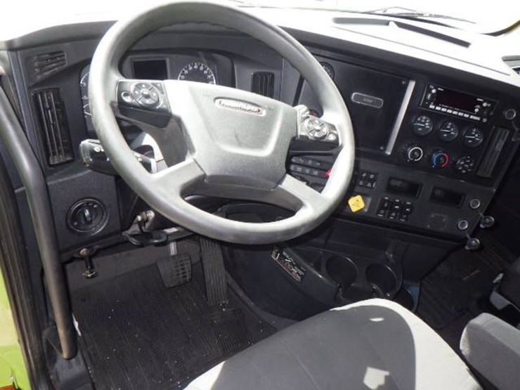2023-freightliner-cascadia-126-image-10