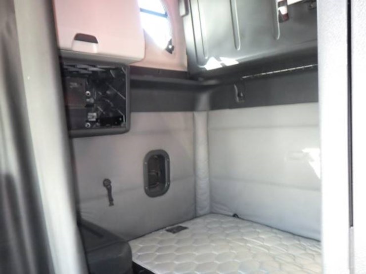 freightliner-cascadia-126-image-11