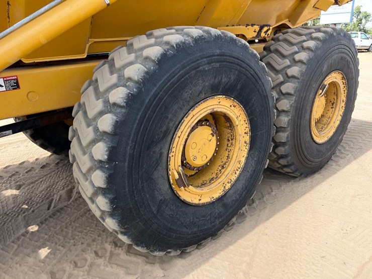 2014-deere-250d-image-18