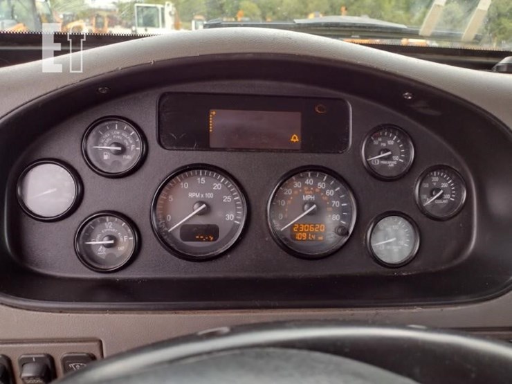 2016-peterbilt-348-image-12