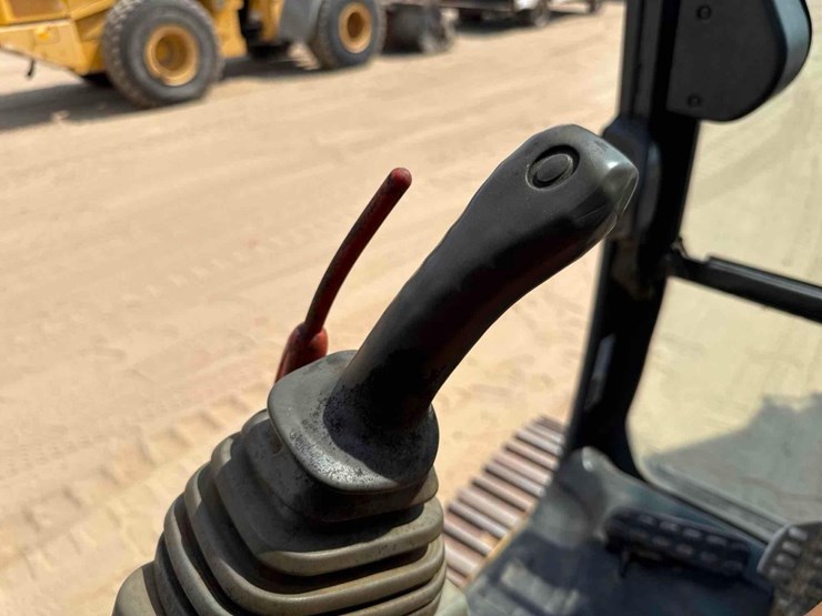 2015-deere-250g-lc-image-35
