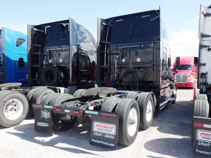 2020-freightliner-cascadia-126-image-6