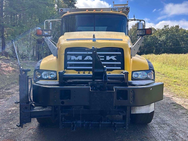 2009-mack-granite-tandem-axle-dump-truck-image-2