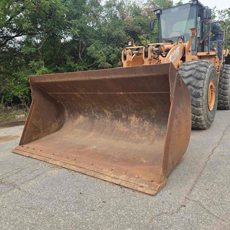 CASE 1221E