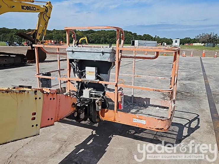 2015-jlg-800s-image-9