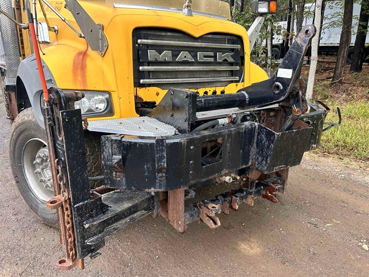 2009-mack-granite-tandem-axle-dump-truck-image-13