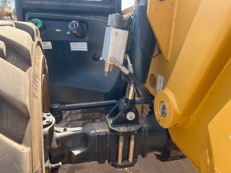 2018-caterpillar-tl1055d-image-25