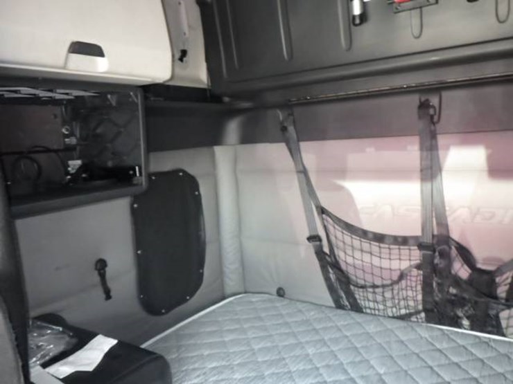 2020-freightliner-cascadia-126-image-10