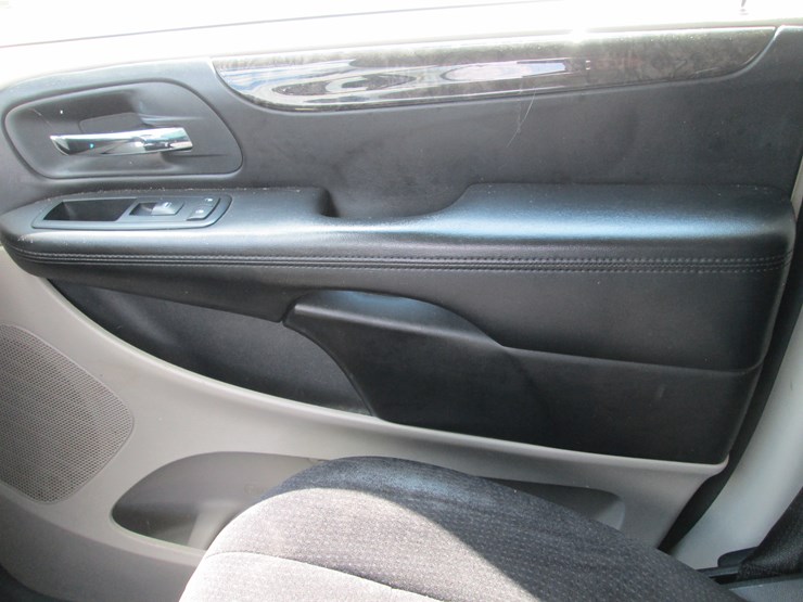 2011-dodge-caravan-image-22