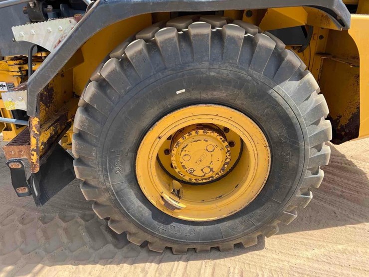 2014-deere-250d-image-21