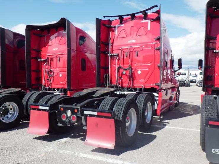 2021-freightliner-cascadia-126-image-6