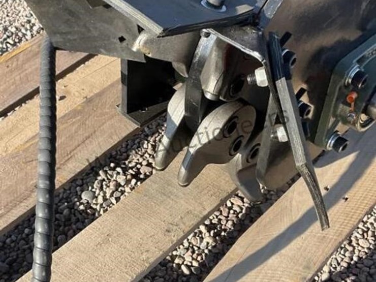 2025-giyi-stump-grinder-for-stand-up-skid-steer-image-6