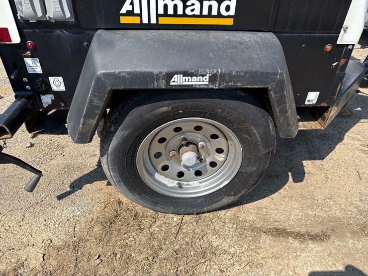 2019-allmand-night-life-v-series-light-plant-image-11