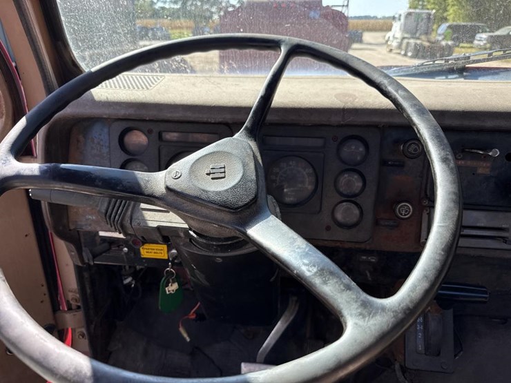 #1815-•-1985-international-1954-cab-and-chassis-image-46