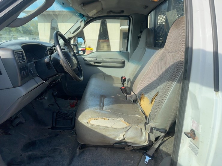 2004-ford-f550-xl-image-17